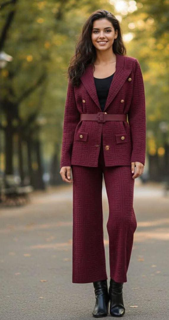 بدلة نسائية بلون خمري