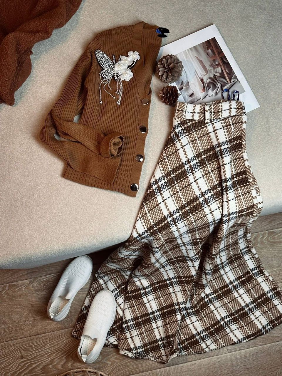 طقم بني مزين بالفراشات