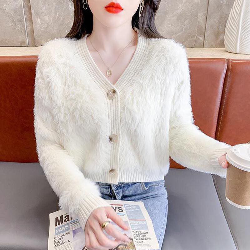 إطلالة كاجوال بكارديغان أبيض